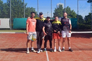 Tennis: Herren-Team bleibt oben dran