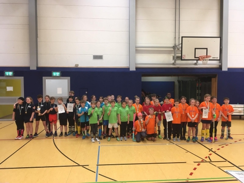 Mini-Hockey: Großes Gewusel beim Regionalfinale "Jugend für Olymipa" in Freiberg