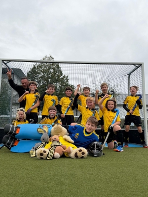 Hockey: Vom knappen Vorrunden-Aus zum lauten Saisonfinale: Männliche U12 räumt 14 Tore ab!