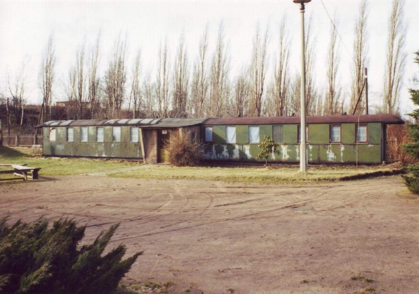 Die Wagenkästen 900-530 (links) & 970-596 (rechts) im Stadion am Fuchsmühlenweg am 05. März1994,
