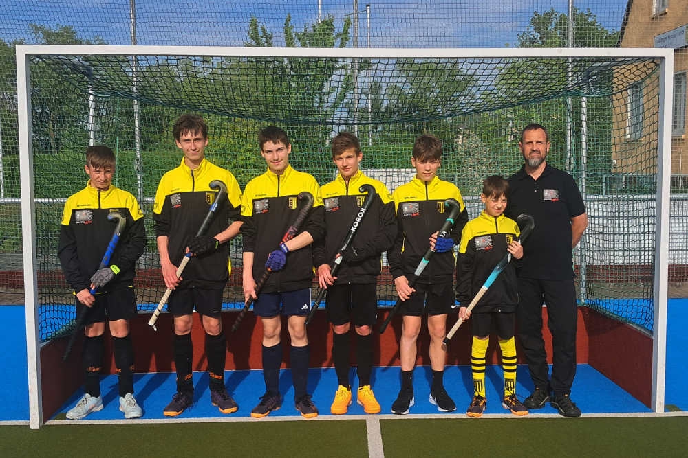 Hockey: Männliche U14 mit einheitlicher Einkleidung dank Autolackier-Fachbetrieb Lohse