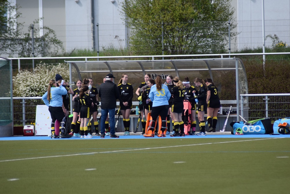 Hockey: Mit U14-Verstärkung zum Befreiungsschlag – Weibliche U16 gewinnt 1:0